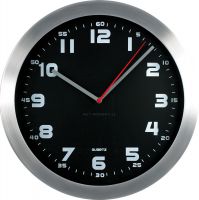 Elegantní kovové hodiny se zvýrazněnými číslicemi E01.2482