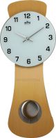 Dřevěné nástěnné hodiny s kyvadlem v netradičním tvaru E05.2712