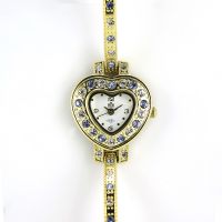 Dámské hodinky ve tvaru srdce po obvodu zdobené zirkony w02m.10643