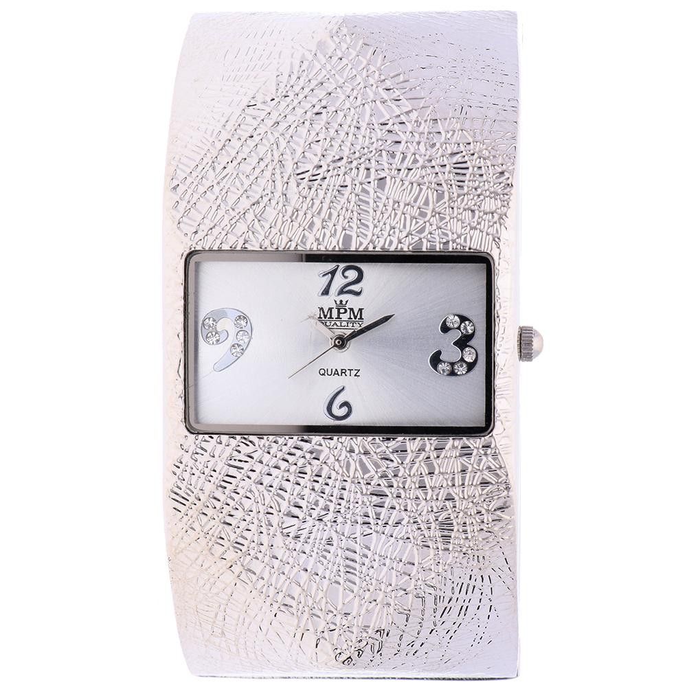Dámské hodinky MPM s netradičním hranatým ciferníkem. Část číslic na hodinkách je osazena stylovými kamínky. Společně se zdobným slitinovým náramkem dotvářejí celkovou eleganci no W02M.11153.A
