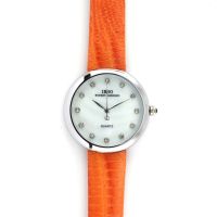 Modní barevné hodinky s koženým páskem a ciferníkem s zirkony místo indexů W03X.10874
