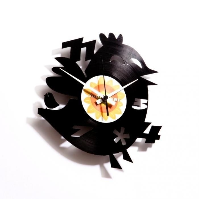 Moderní a originální designové hodiny z vinylové desky Discoclock 012 s motivem Twitter's dumb brother