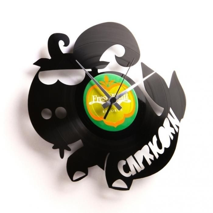 Moderní designové hodiny z gramofonové desky s motivem zvěrokruhu - znamení Kozoroh Discoclock