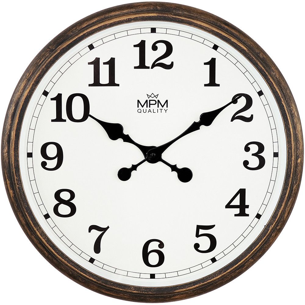 Nástěnné plastové hodiny MPM Western Relic ve velikosti ∅ 410 mm vyjadřující nádech westernu nejen díky patinovému vzoru na pouzdře hodin, ale také díky použitým ručičkám a čísli MPM Western Relic